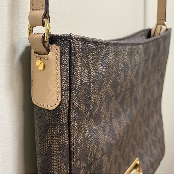 Michael Kors Jet Set Travel Messenger Bag - Picture 3 of 16